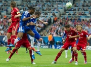 九游- 德罗巴与球迷合影 